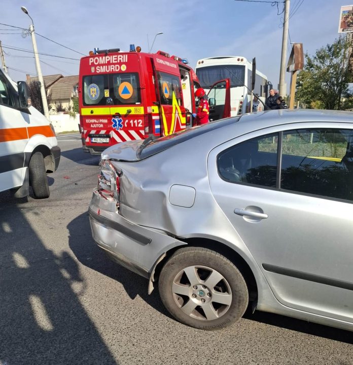 Coliziune între un autobuz și o mașină. O persoană a fost rănită