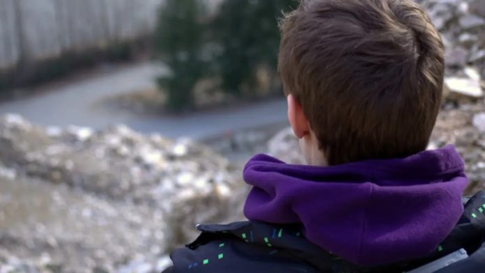 Copil tâlhărit pe stradă într-un oraș din Banat