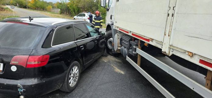 Doi răniți după impactul dintre o mașină și un tir