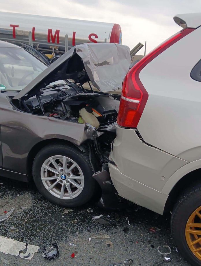 După TIR-ul în flăcări, cinci mașini s-au ciocnit pe A1. Trafic îngreunat la Orțișoara
