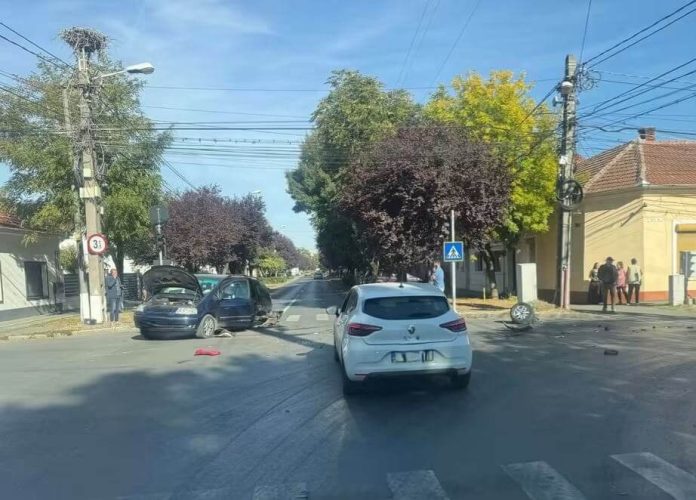 Haos într-o intersecție o persoană rănită, trei mașini distruse