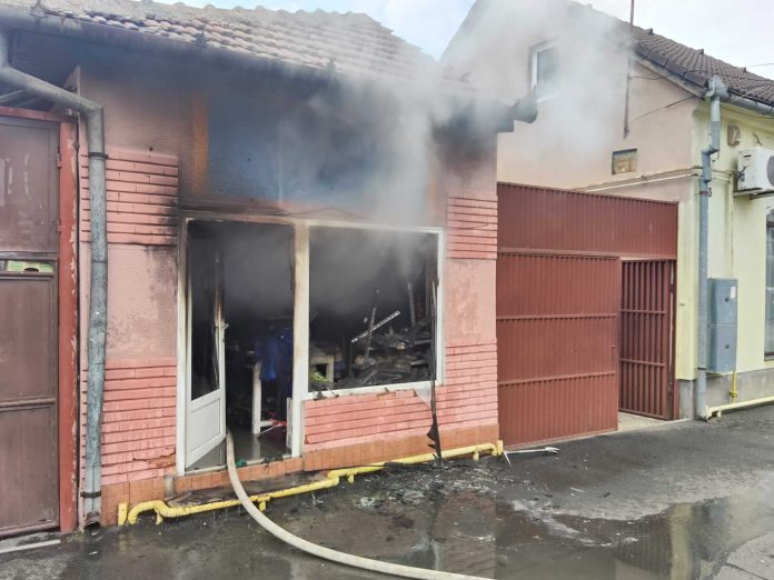 Incendiu cu pericol de explozie într-un oraș din vest