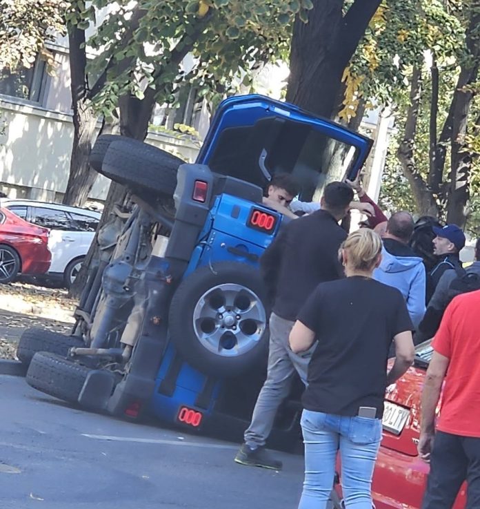 Jeep răsturnat pe un bulevard din Timișoara