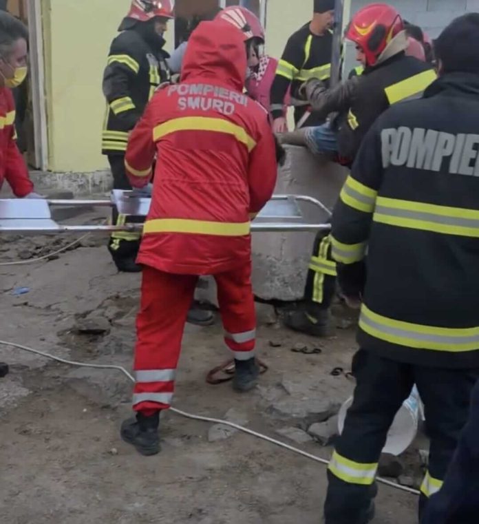 Luptă contracronometru pentru o viață! Un copil, salvat dintr-o fântână de 4 metri, în uralele martorilor