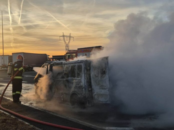 Microbuz mistuit de flăcări pe autostrada A1
