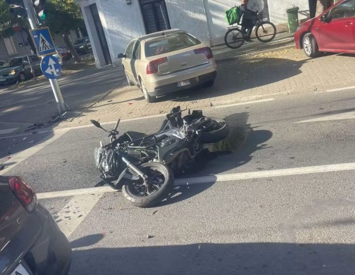 Motociclist lovit de o șoferiță care încerca să dea cu spatele