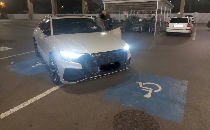 Nesimțire pe două locuri! Un șofer de Audi a ocupat parcările pentru persoane cu dizabilități și a fost amendat