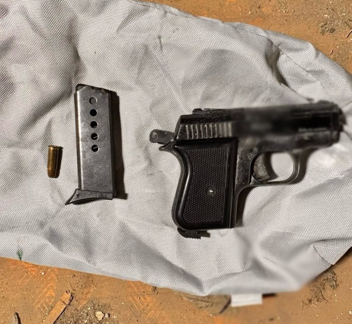 Pistol letal și gloanțe descoperite în urma a cinci percheziții la Timișoara și Oravița