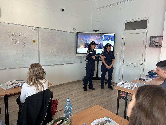 Polițiștii din Timiș, alături de copii de Ziua Animalelor a iubi un animal înseamnă și a-l proteja