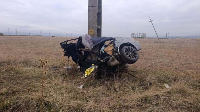Sfârșit de drun: un tânăr de 25 de ani a murit după ce a intrat cu mașina într-un stâlp