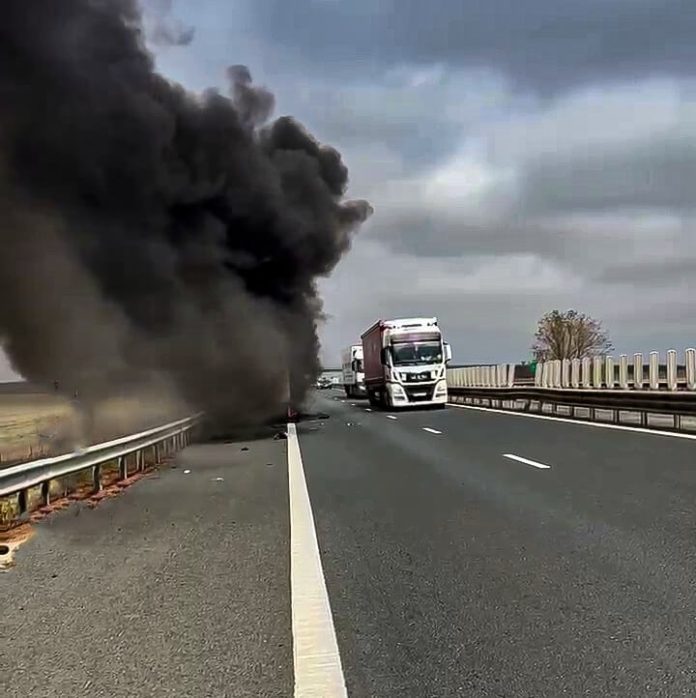 Tir în flăcări pe autostrada A1, în Timiș